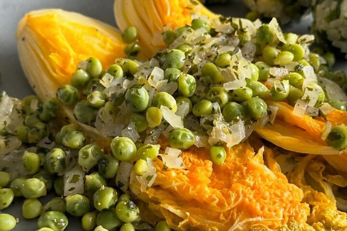 un plat de menjar amb pèsols i altres verdures