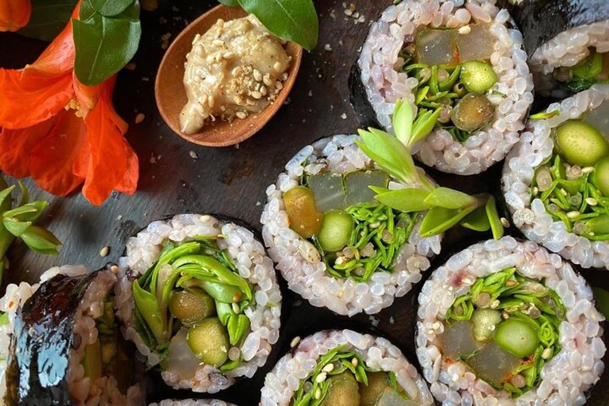 một nhóm các món sushi có rau trên bàn