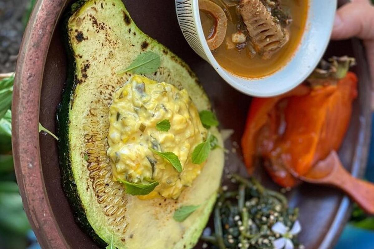 un plat de menjar amb un entrepà i un bol de sopa