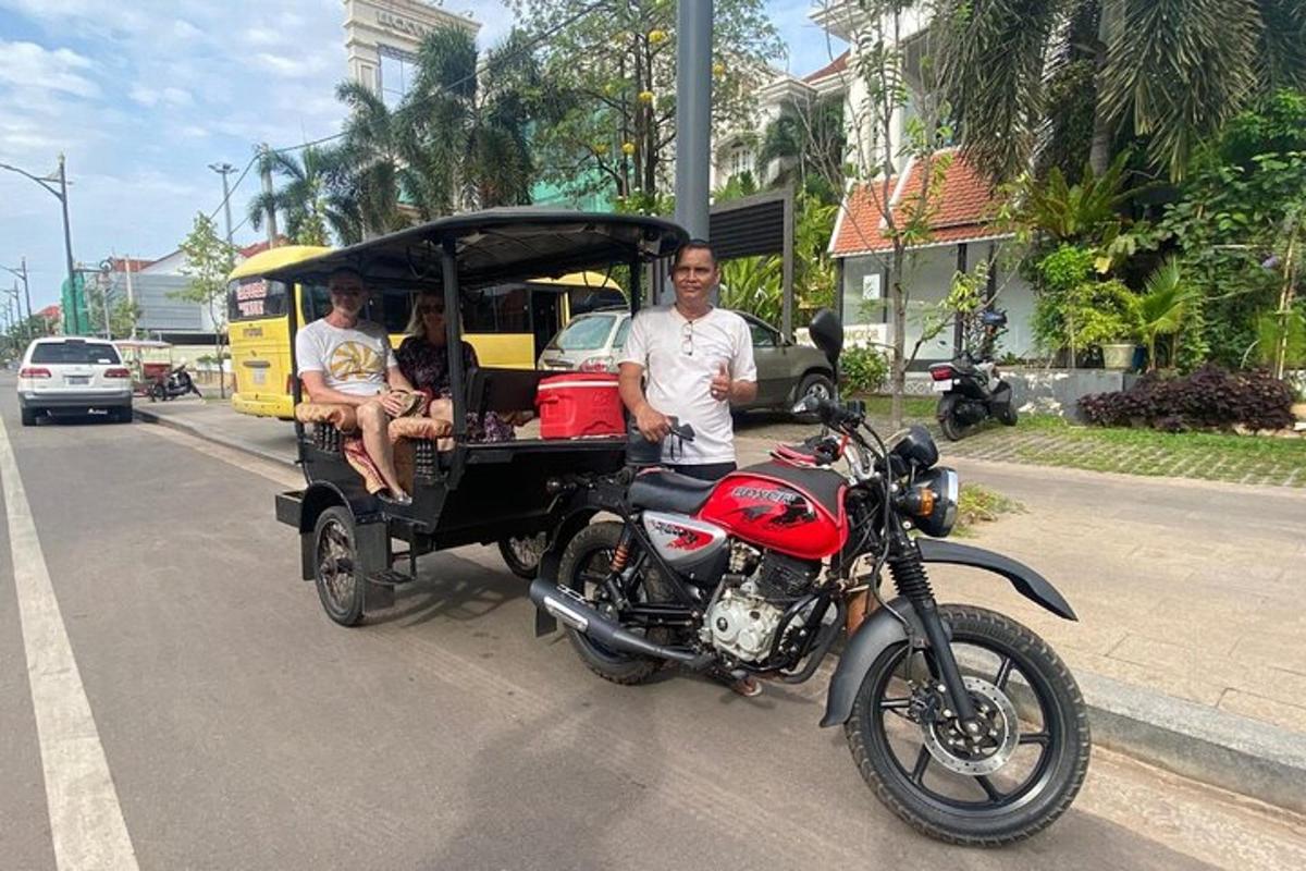 grupa ludzi w wózku golfowym z motocyklem