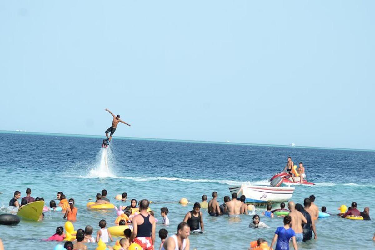 група људи у води на плажи