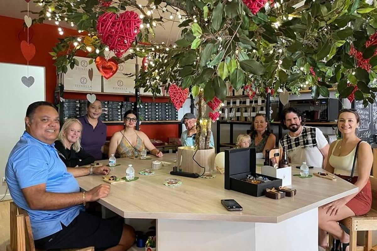 en gruppe mennesker som sitter ved et bord på en restaurant