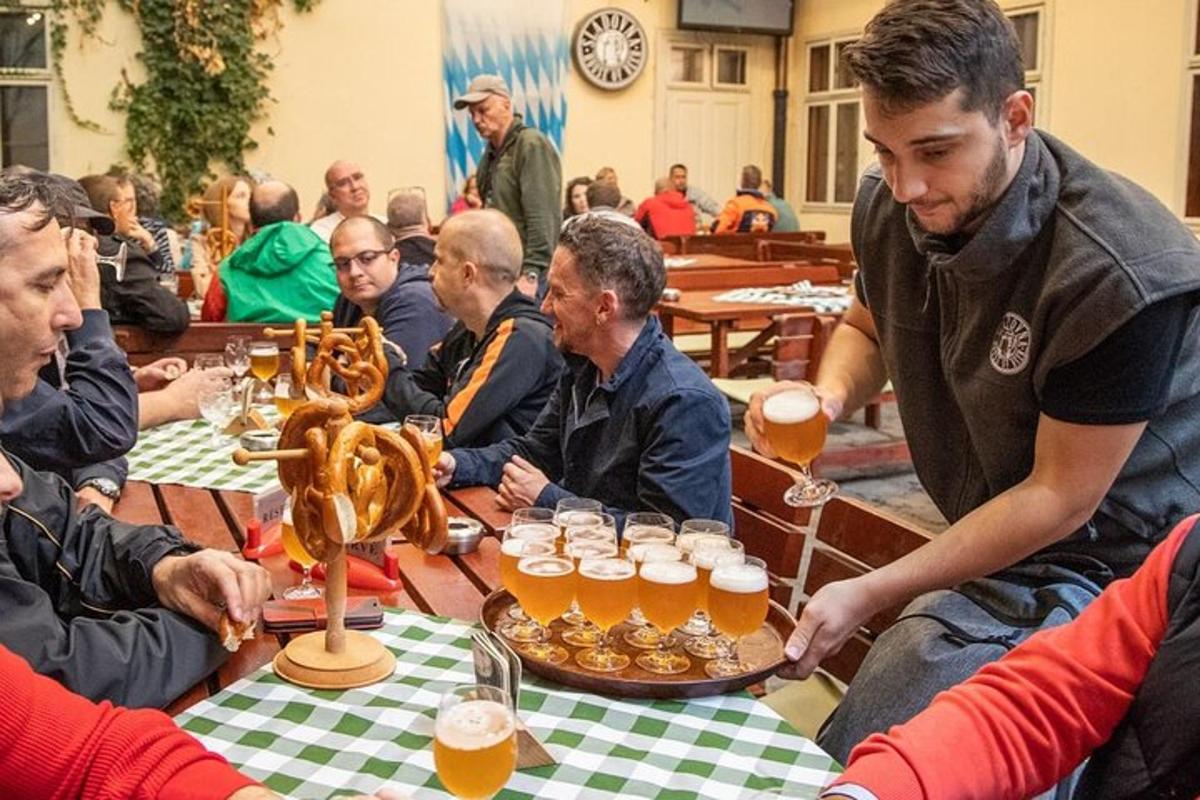 eine Gruppe von Menschen sitzt an einem Tisch mit Bier