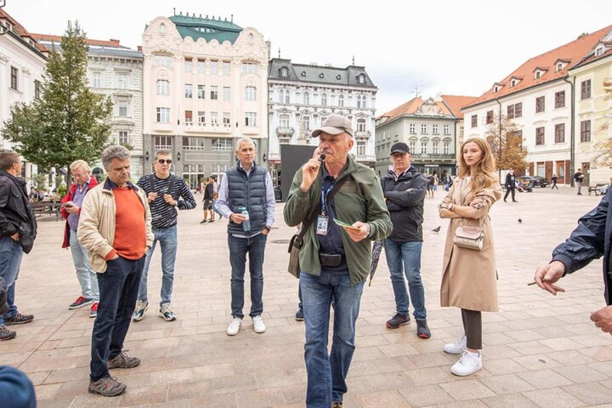 eine Gruppe von Menschen, die auf einer Straße herumstehen