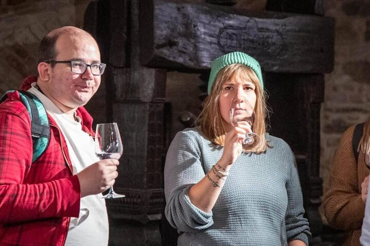 ein Mann und eine Frau mit einem Glas Wein