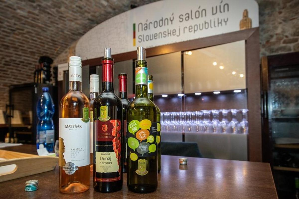eine Gruppe von Weinflaschen auf einer Bar