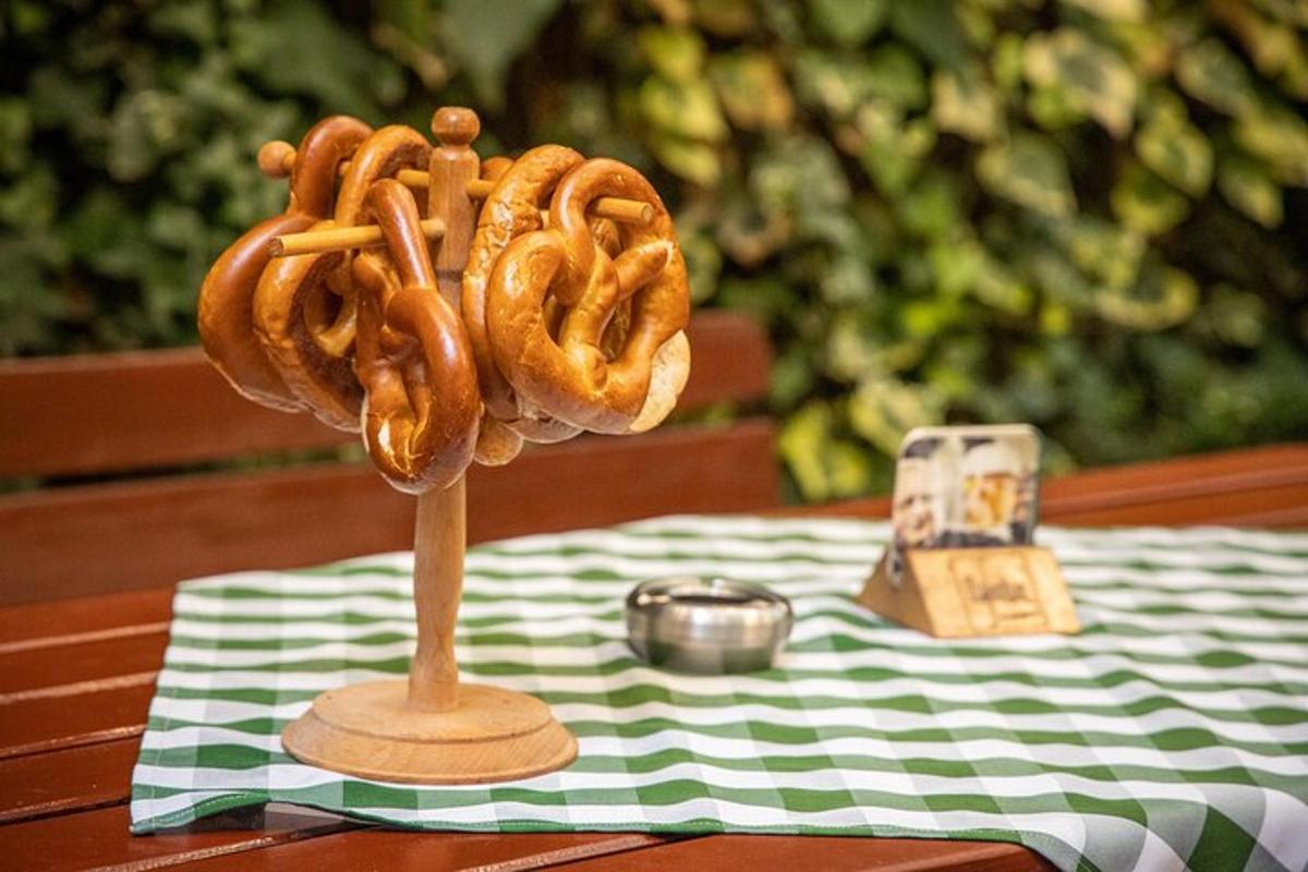 isang kahoy na estatwa ng isang pretzel sa isang mesa