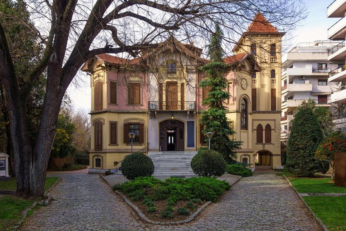 una casa vella amb un arbre al davant