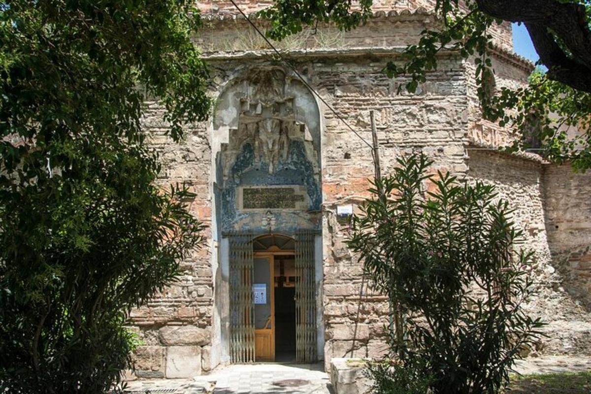 un ingresso di un edificio in pietra con una porta