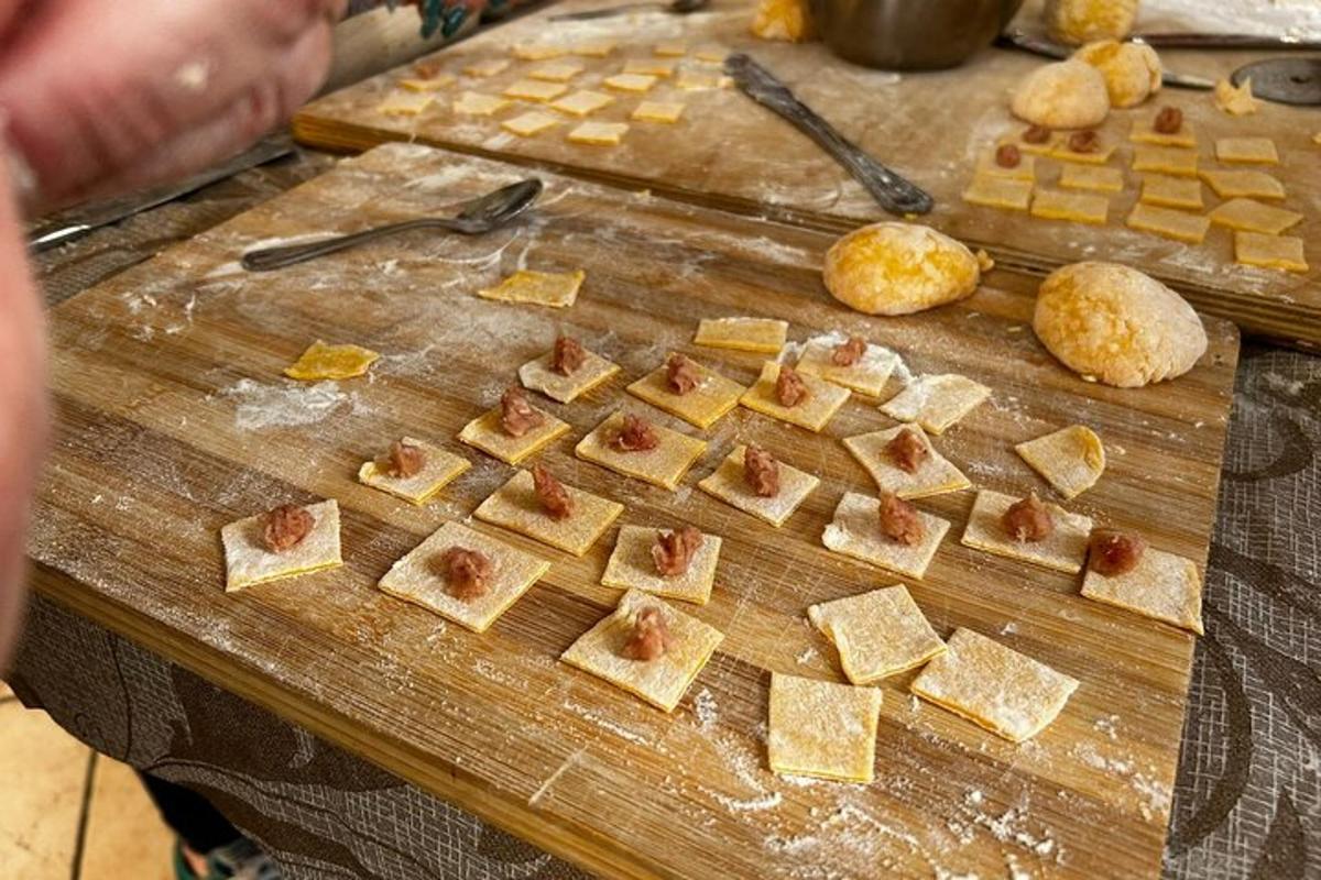 un tagliere con tofu sopra un tavolo