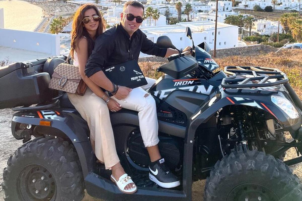 seorang lelaki dan wanita duduk di atas kenderaan atv
