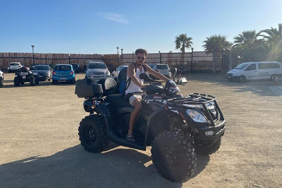 seorang lelaki duduk di atas atv di tempat letak kereta