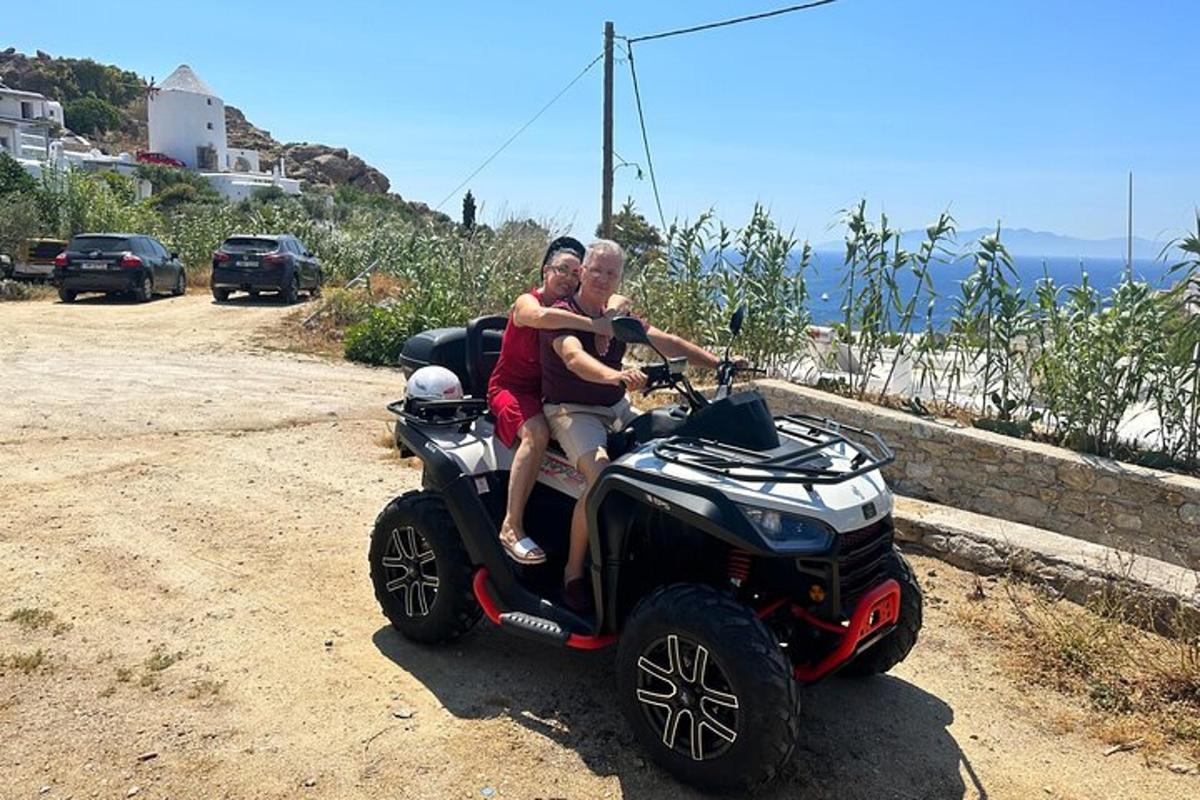 moški, ki vozi štirikolesnik po makadamski cesti