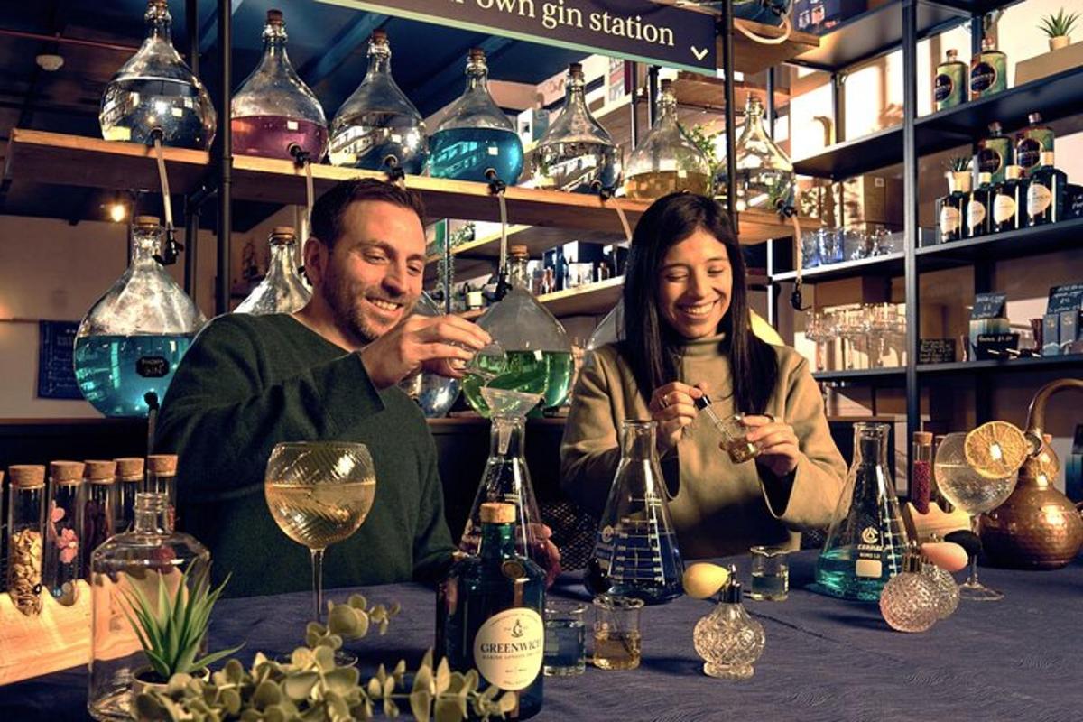 un uomo e una donna seduti al bar con dei bicchieri di vino