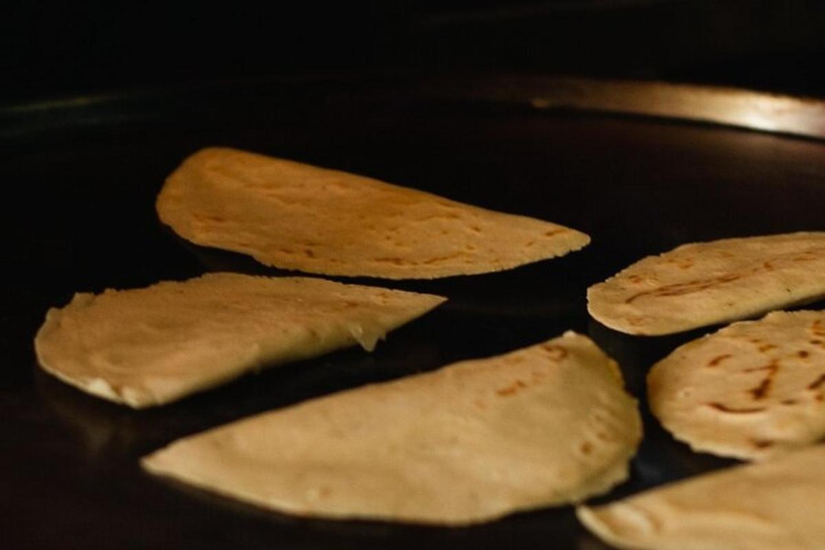 un grup de tortillas fregides en una paella