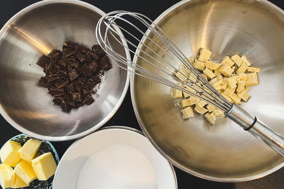 un bancone con due teglie di burro e cioccolato