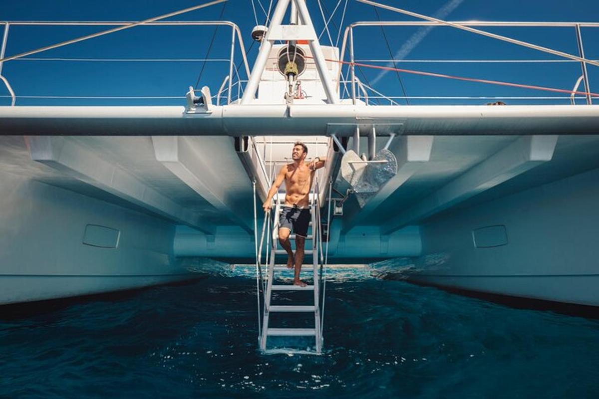 un uomo in piedi su una scala in acqua su una barca