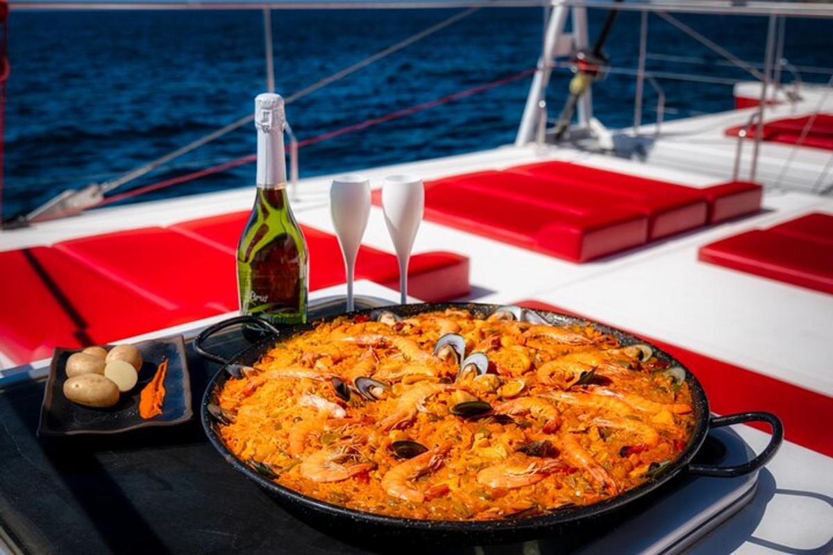 una pentola di cibo e una bottiglia di vino su una barca