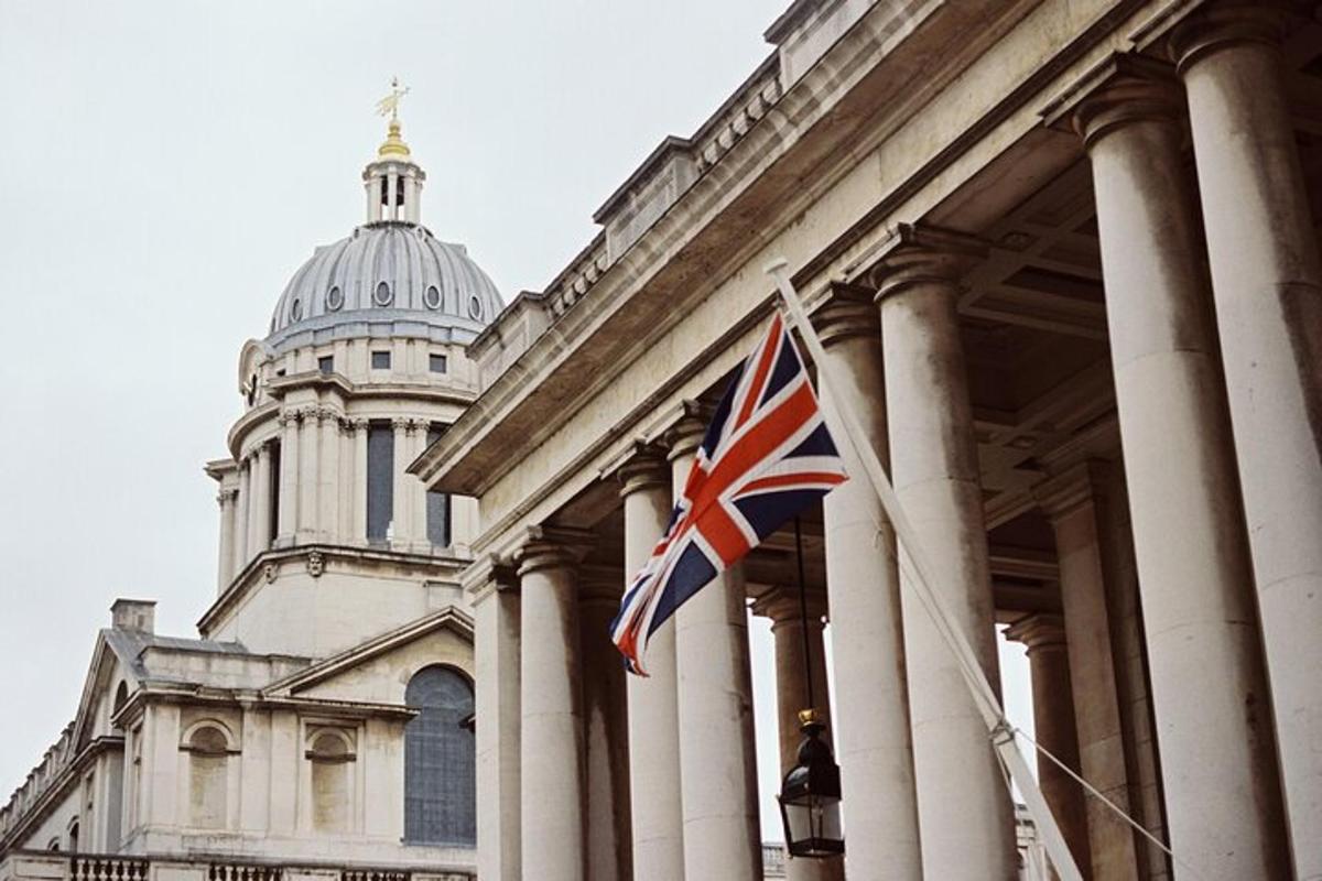 een Britse vlag die voor een gebouw wappert