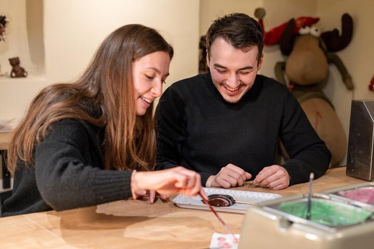 un uomo e una donna seduti a un tavolo