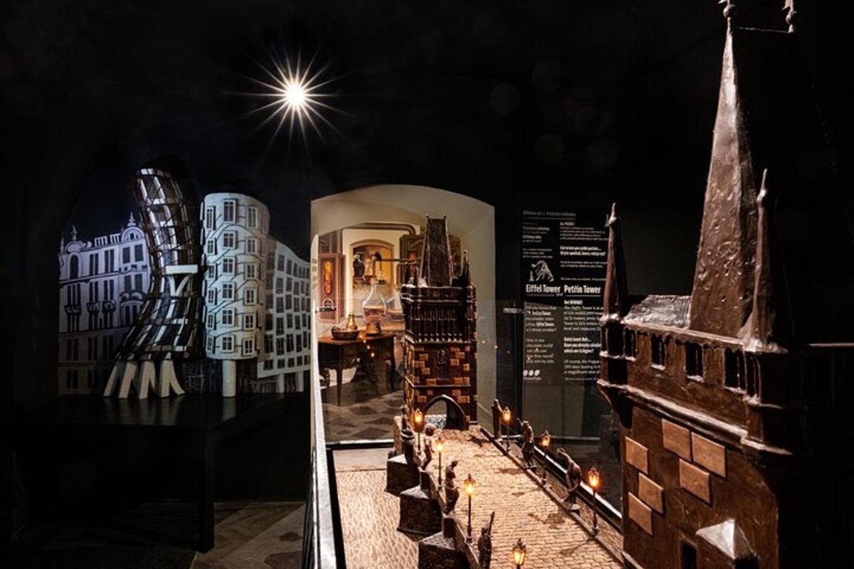 un modello di edifici esposto in una vetrina