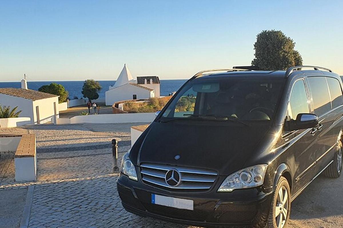 чорний фургон Mercedes, припаркований на парковці