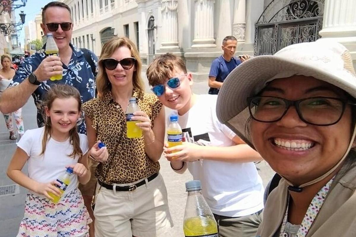 un grup de persones posant per a una foto amb begudes