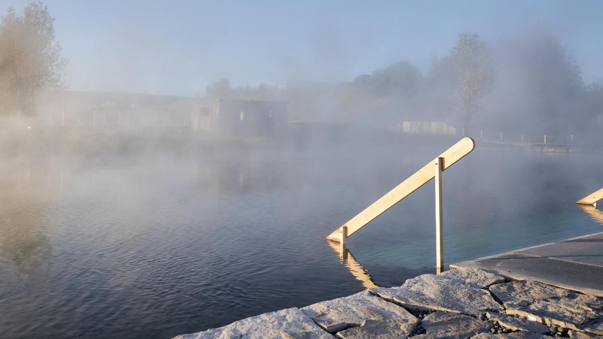 Mlžné jezero s bílým zábradlím ve vodě