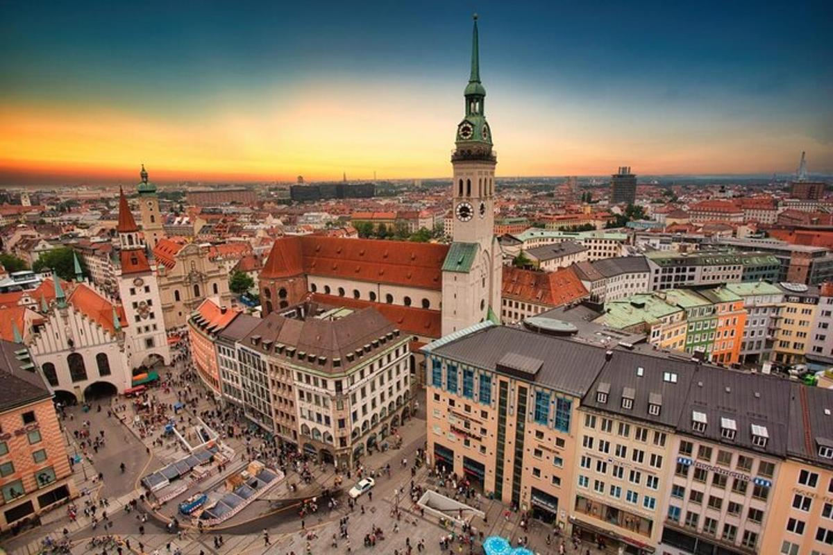 Letecký pohled na město s hodinovou věží