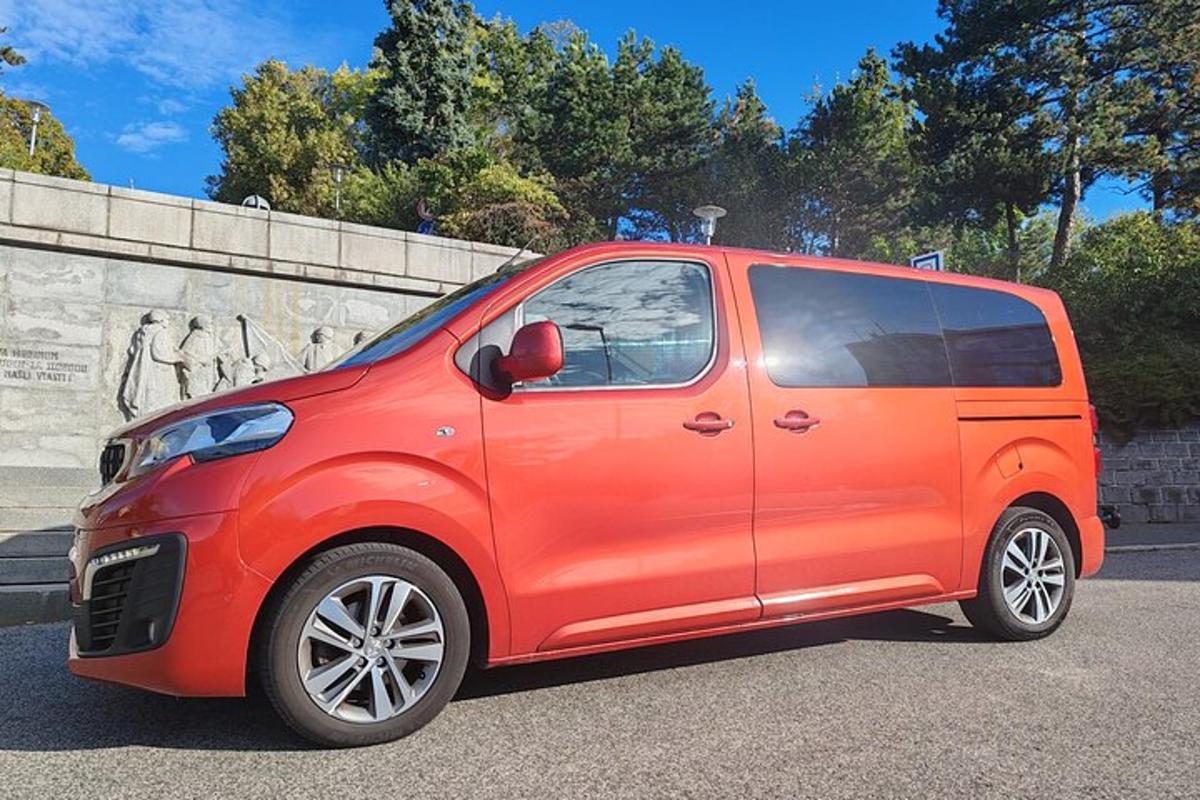 malé červené auto zaparkované na parkovišti