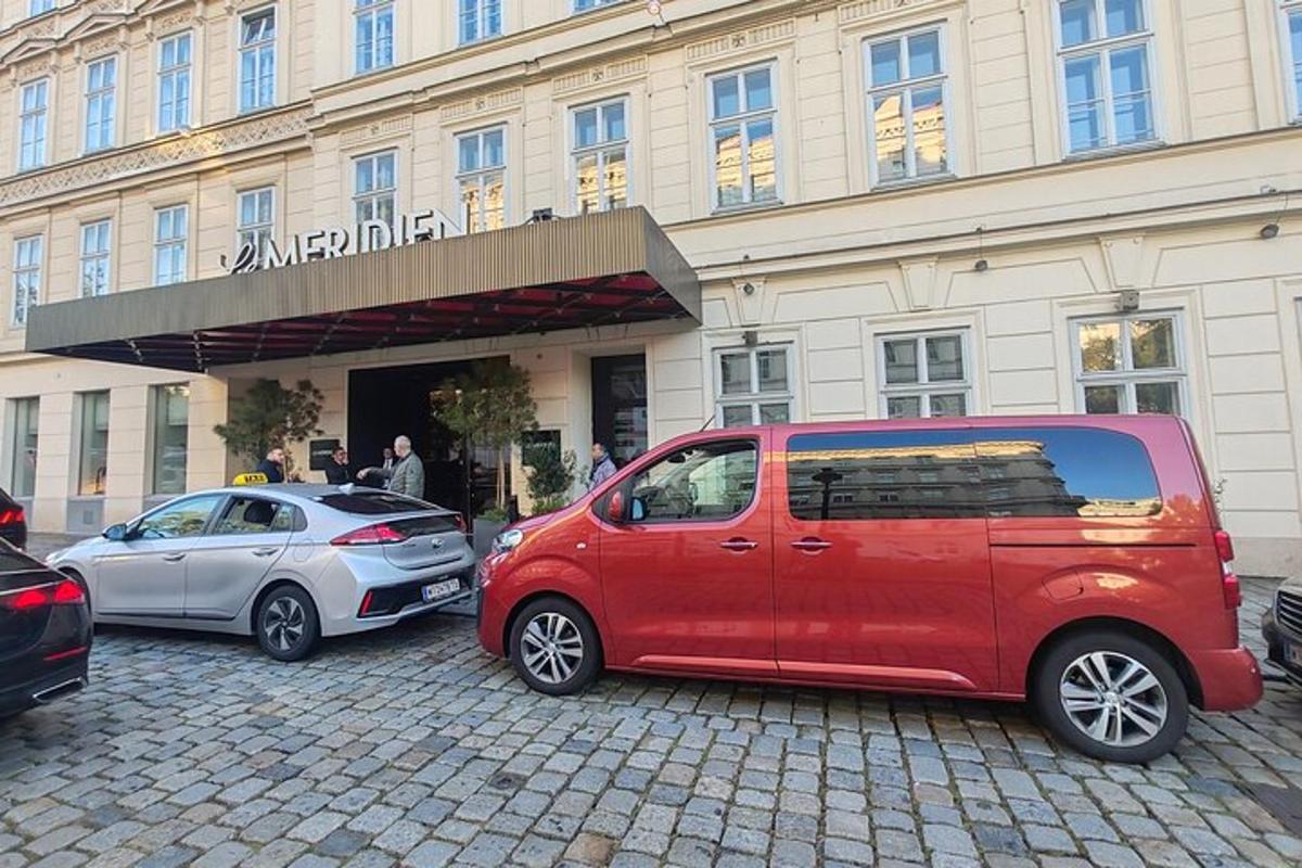 rdeč kombi parkiran pred stavbo