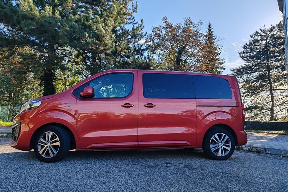 rdeč kombi parkiran na parkirišču