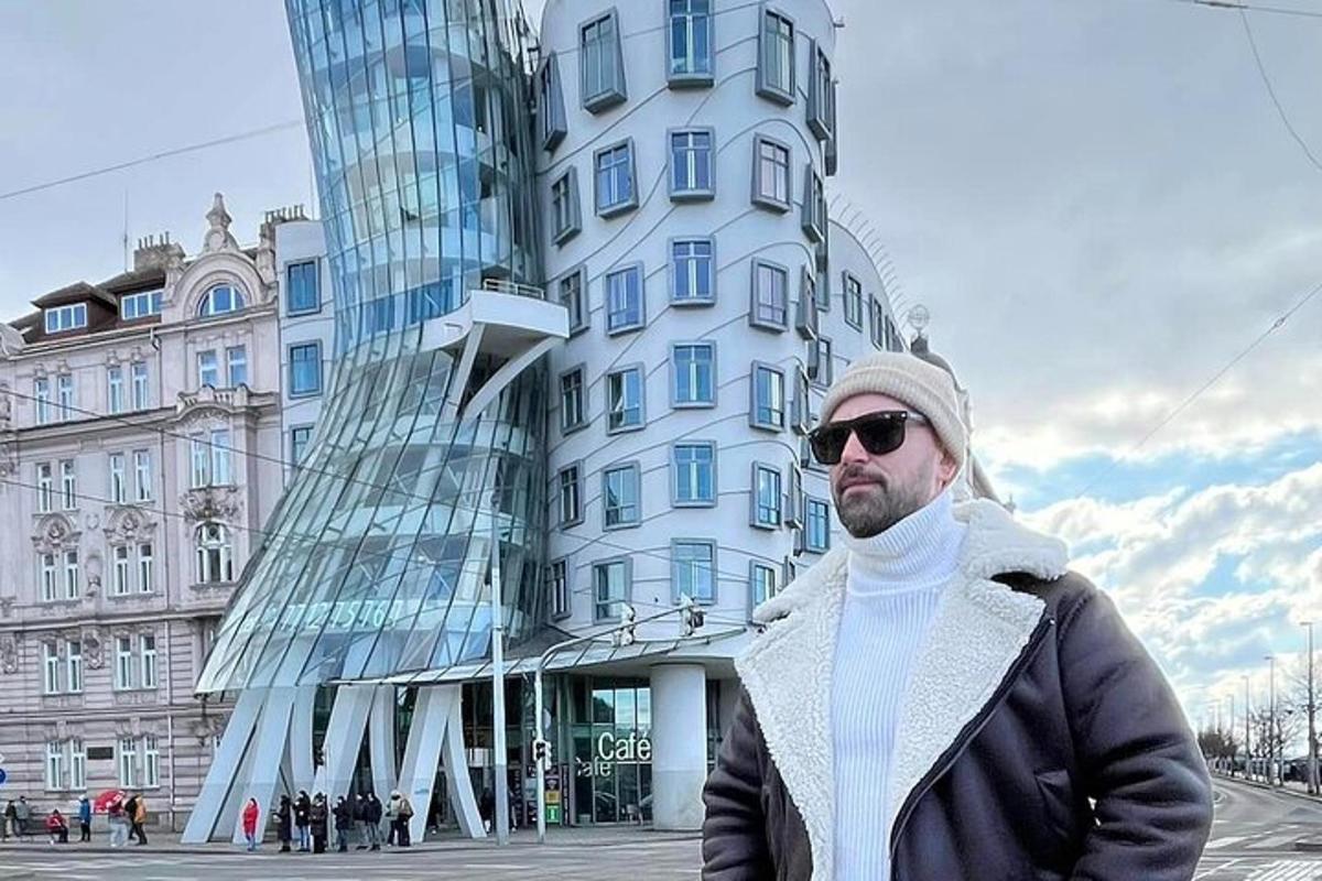 un home està dret davant d'un edifici