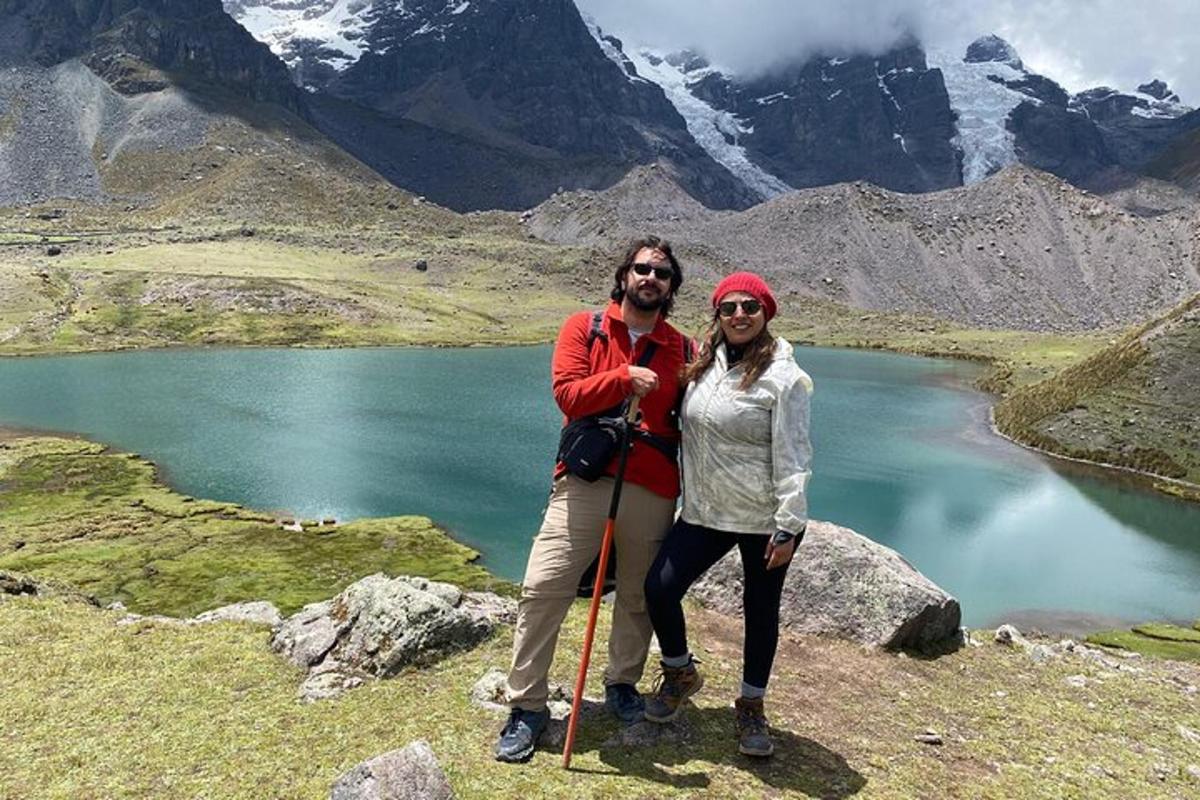 karl og kona standa á fjallstindi