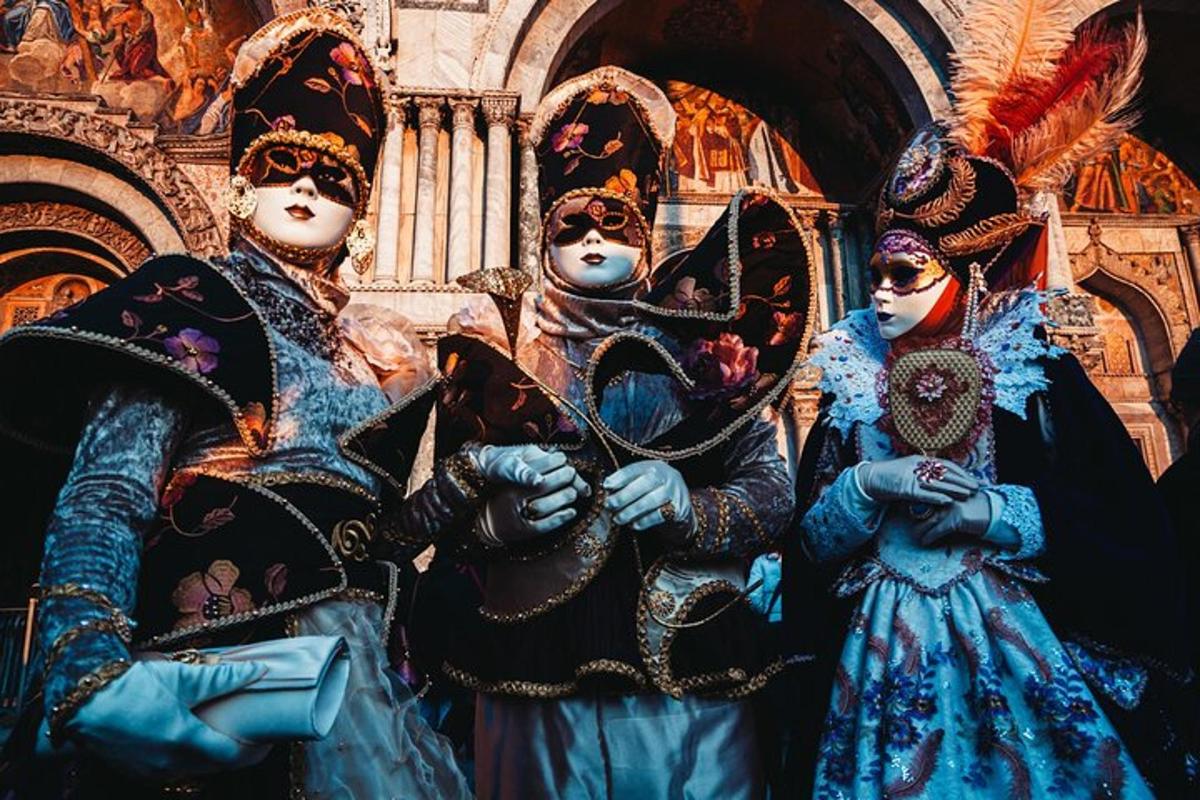 tre persone vestite in costume in piedi davanti a un edificio