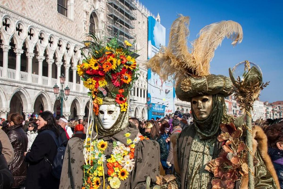 un gruppo di persone vestite in costume in mezzo alla folla