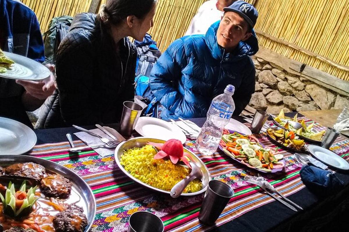 un gruppo di persone sedute a un tavolo con del cibo