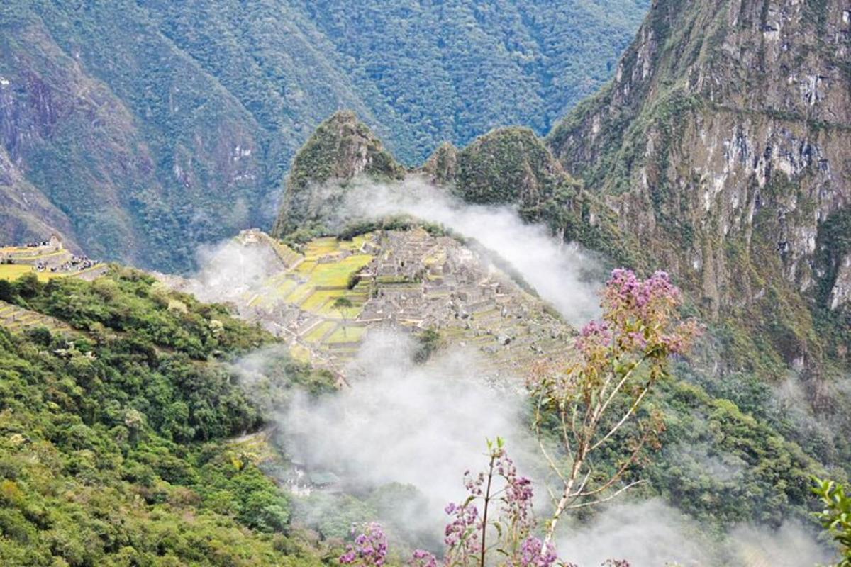 una vista di una montagna da cui esce del fumo