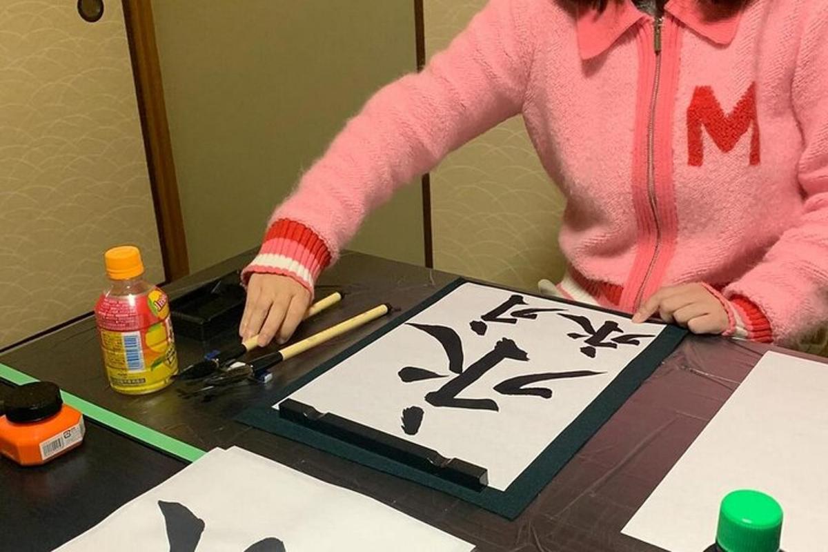 žena řezající ceduli s japonským písmem