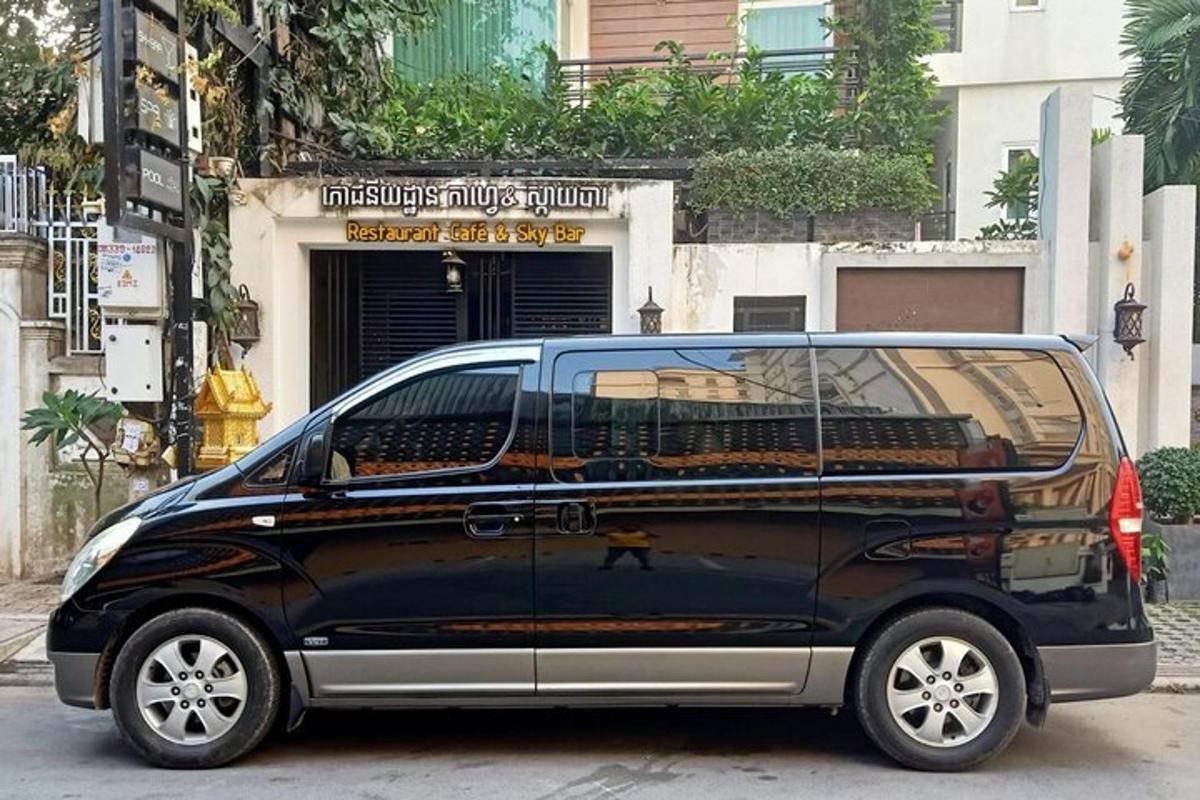 một chiếc xe tải màu đen đỗ trước một tòa nhà