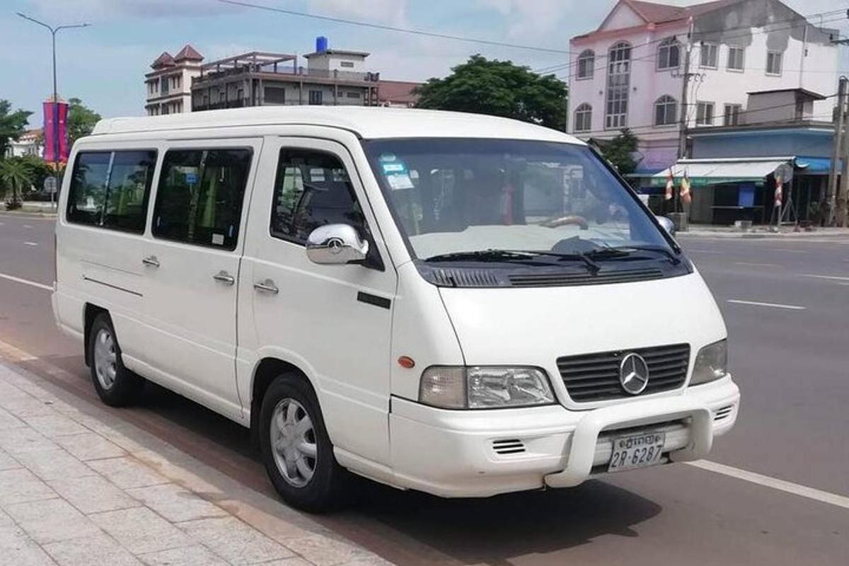 một chiếc xe tải màu trắng đỗ bên lề đường