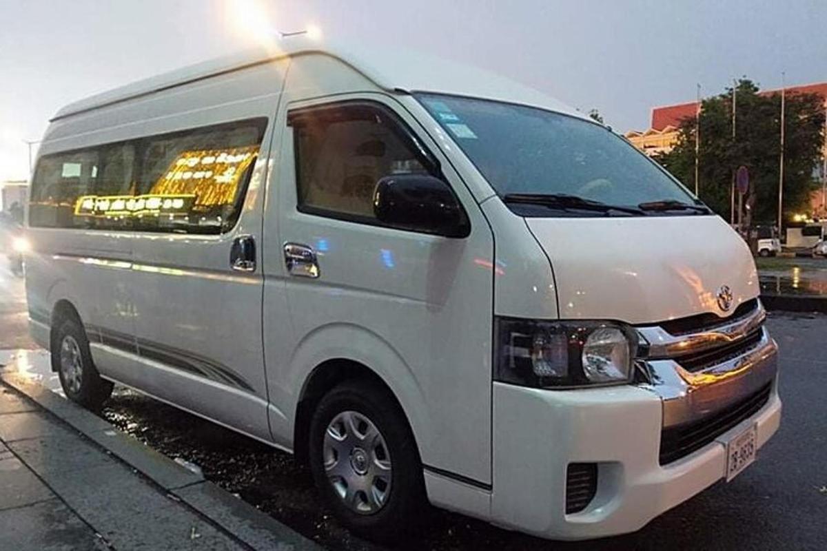 một chiếc xe tải màu trắng đỗ trong bãi đậu xe