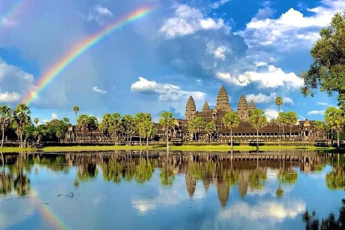 cầu vồng trên hồ trước một ngôi đền