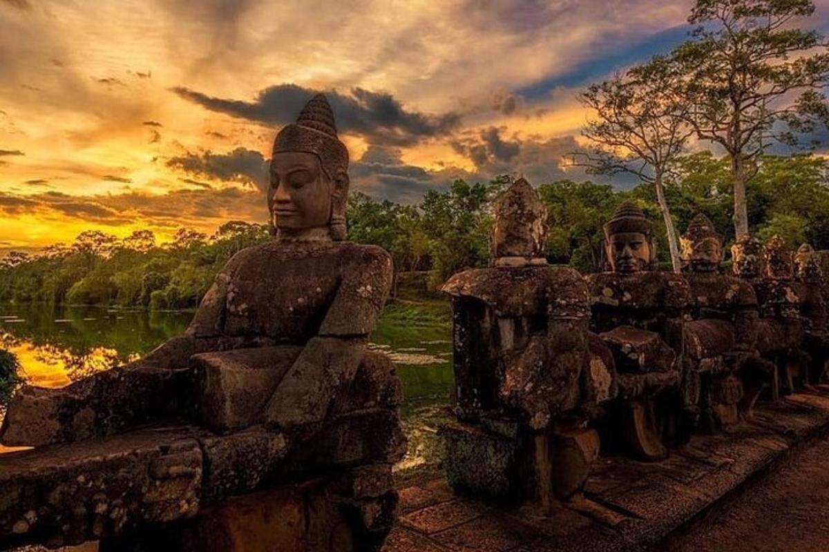 một nhóm tượng ngồi trên tường với cảnh hoàng hôn