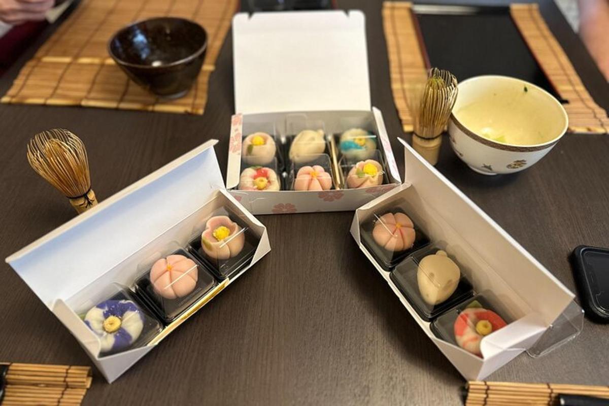 zwei Schachteln Sushi auf einem Tisch