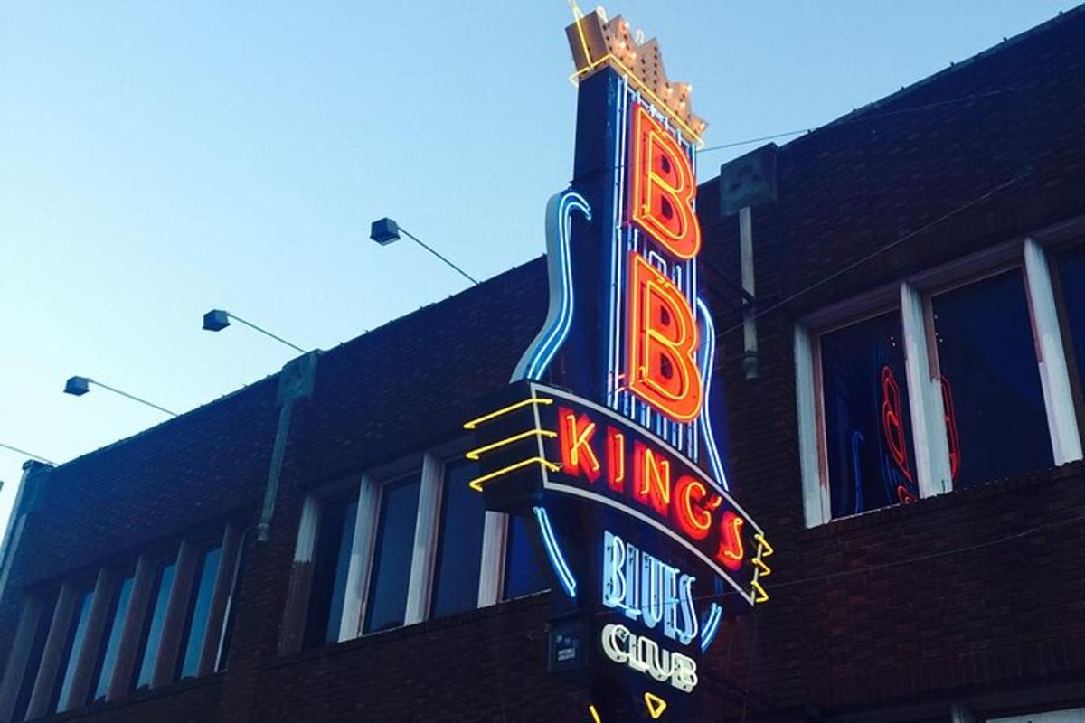 a large neon sign for a kingsinking business