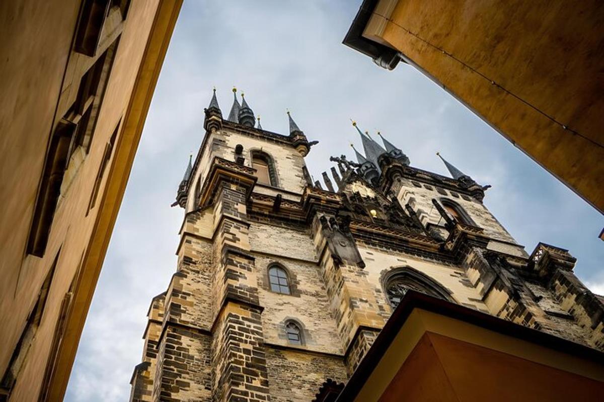 um edifício alto com uma torre de relógio