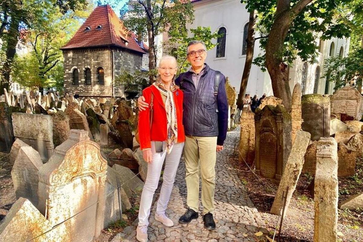 muž a žena stojící před hřbitovem