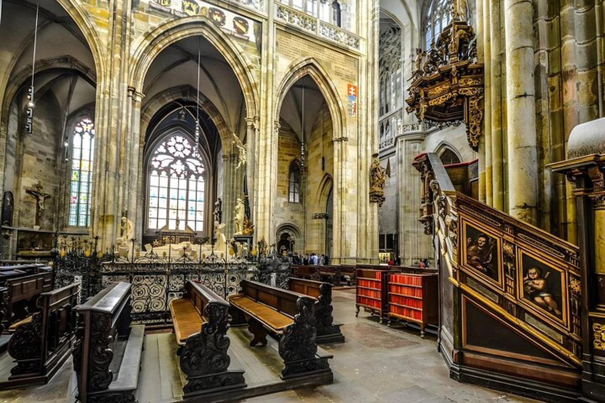 una grande cattedrale con panchine in un edificio