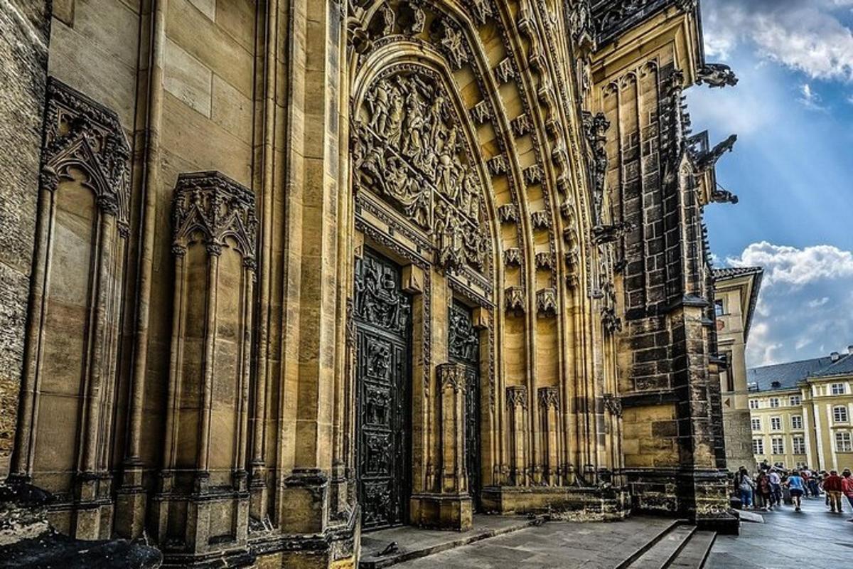 un grande edificio con un ampio ingresso a una cattedrale